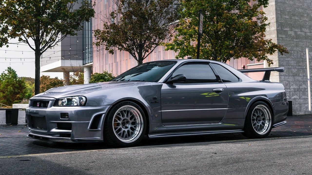 R34 GTR with Motivo Forged CS-E custom wheels in frozen brushed gunmetal face and gloss polished clear lip side view