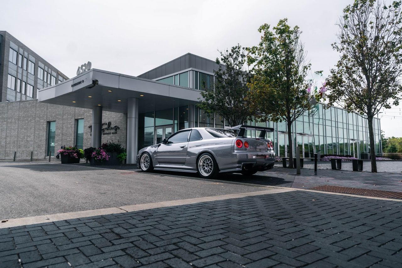 R34 GTR with Motivo Forged CS-E custom wheels in frozen brushed gunmetal face and gloss polished clear lip side view — view 3