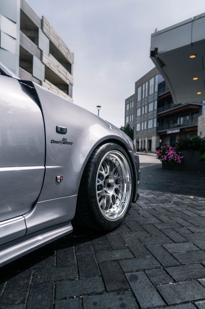 R34 GTR with Motivo Forged CS-E custom wheels in frozen brushed gunmetal face and gloss polished clear lip side view