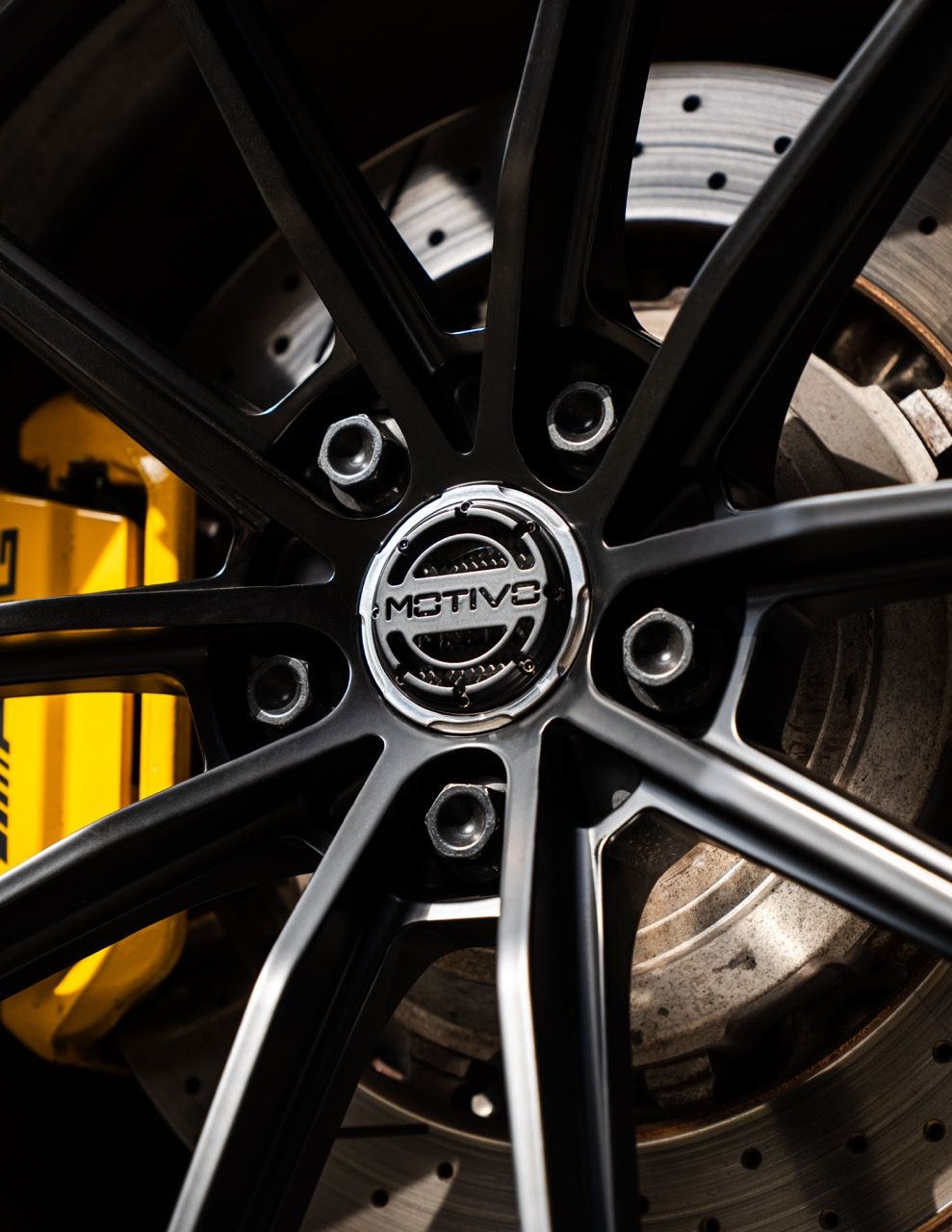 Mercedes-Benz AMG GTR with Motivo Forged CS-N custom wheels in frozen black face and gloss polished clear lip side view — view 27