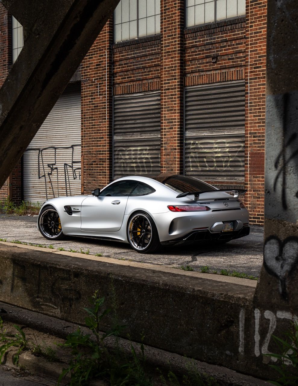 Mercedes-Benz AMG GTR with Motivo Forged CS-N custom wheels in frozen black face and gloss polished clear lip rear side view