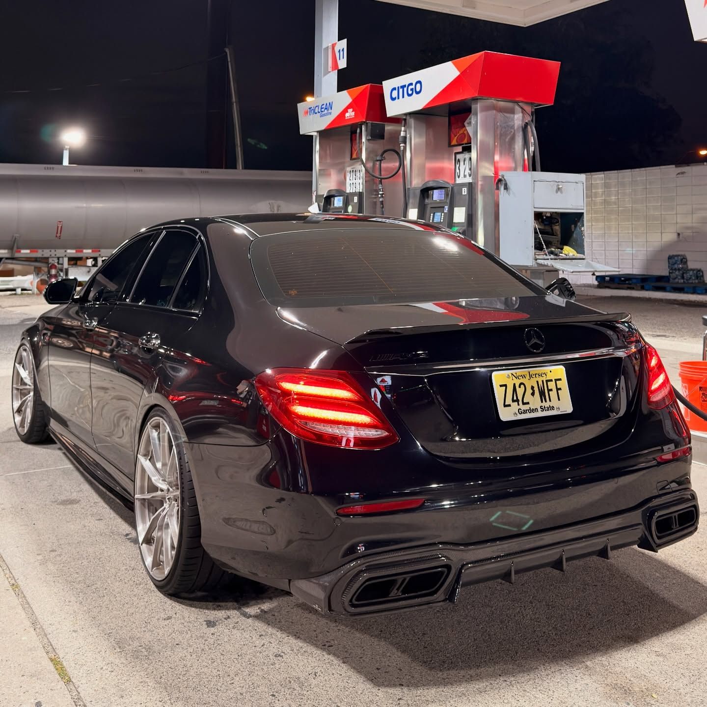 Mercedes-Benz E63s with Motivo Forged MB-B custom wheels in gloss brushed clear finish side view — view 2