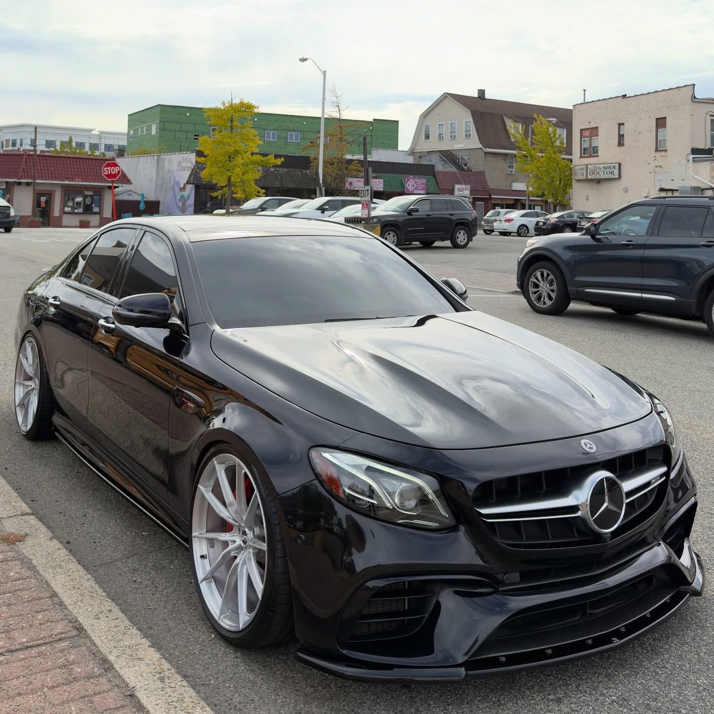 Mercedes-Benz E63s with Motivo Forged MB-B custom wheels in gloss brushed clear finish side view — view 3
