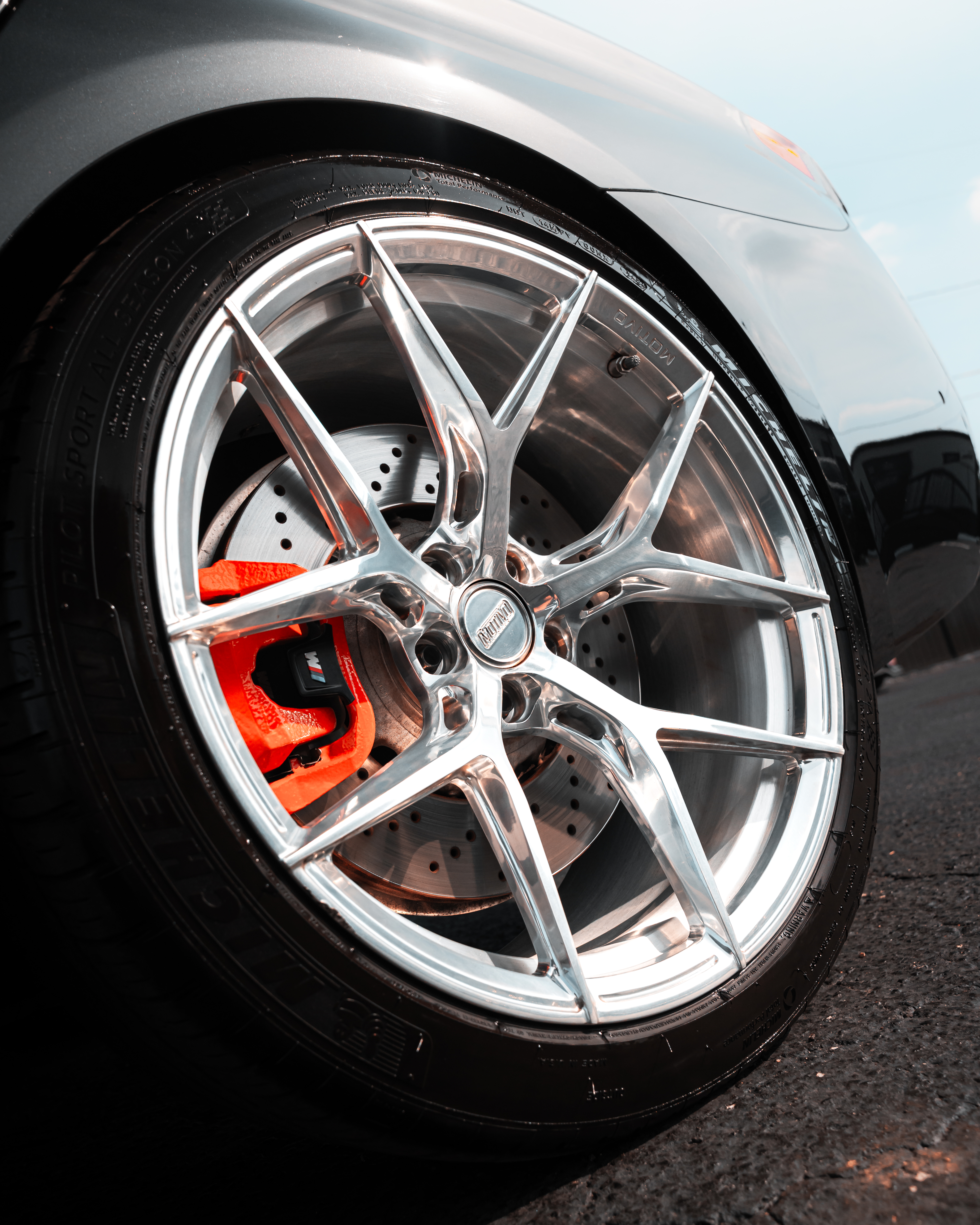 F90 BMW M5 LCI with Motivo Forged MB-H custom wheels in gloss polished clear finish side view — view 3
