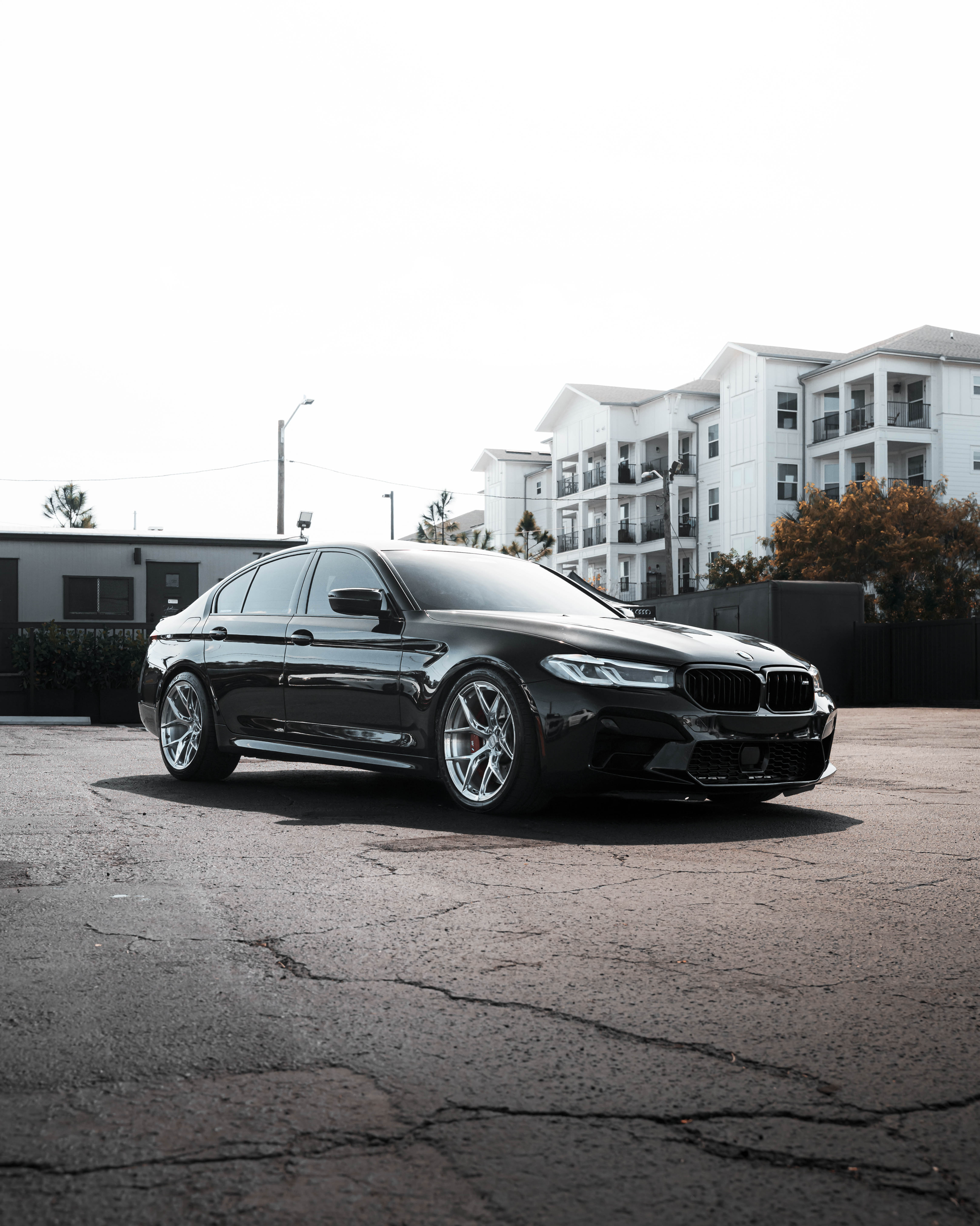 2021 BMW M5 with Motivo Forged MB-H custom wheels in gloss polished clear side view