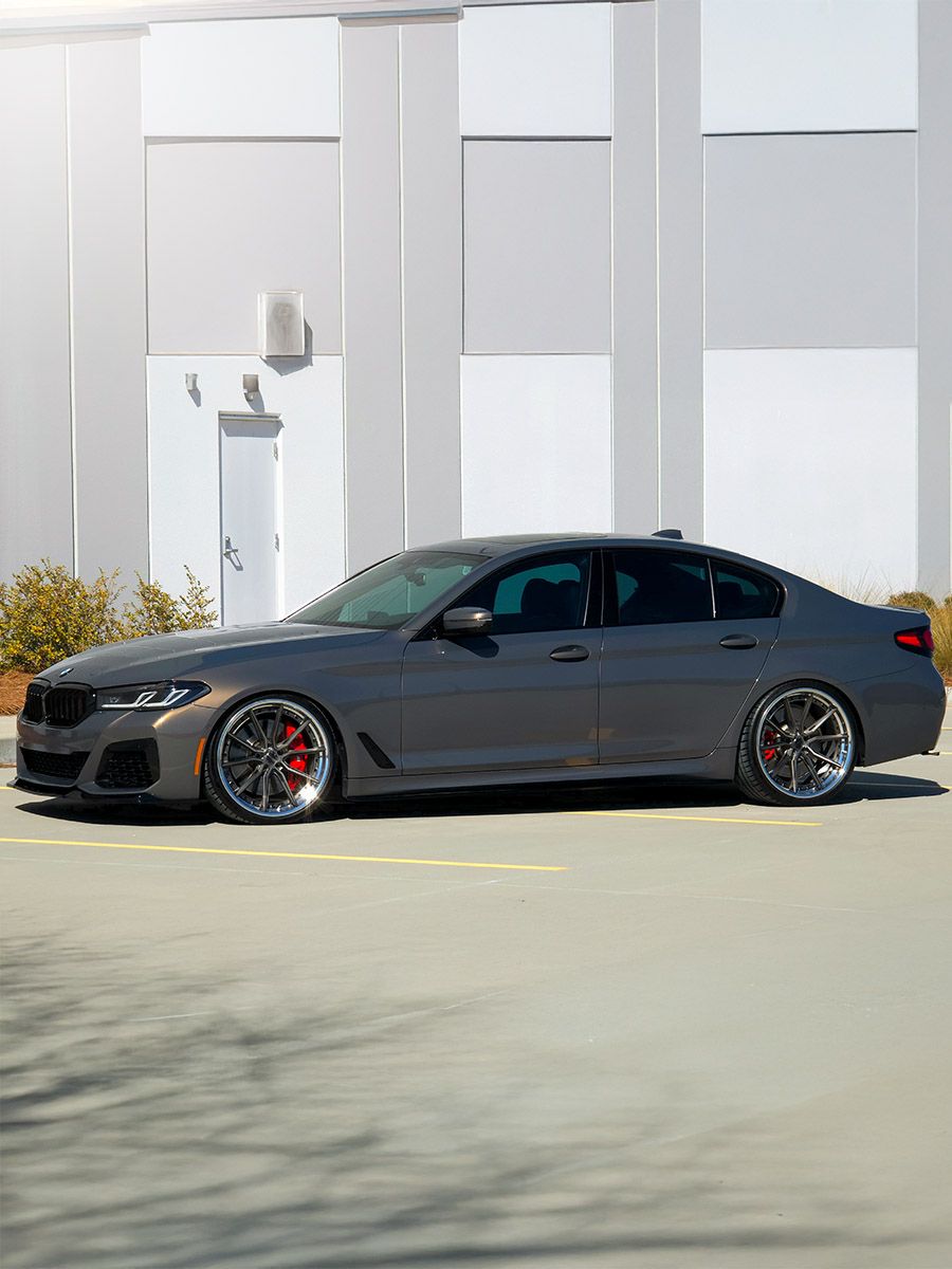 G30 BMW M550i LCI with Motivo Forged CS-R custom wheels in frozen brushed gunmetal face and gloss polished clear lip side view — view 2