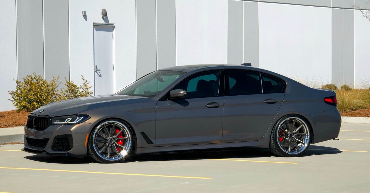 G30 BMW M550i LCI with Motivo Forged CS-R custom wheels in frozen brushed gunmetal face and gloss polished clear lip side view
