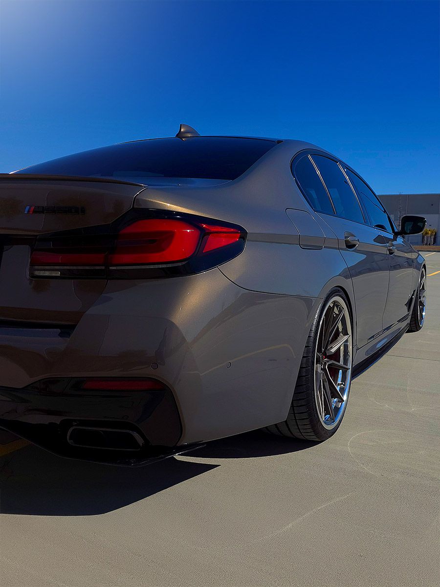 G30 BMW M550i LCI with Motivo Forged CS-R custom wheels in frozen brushed gunmetal face and gloss polished clear lip side view — view 5