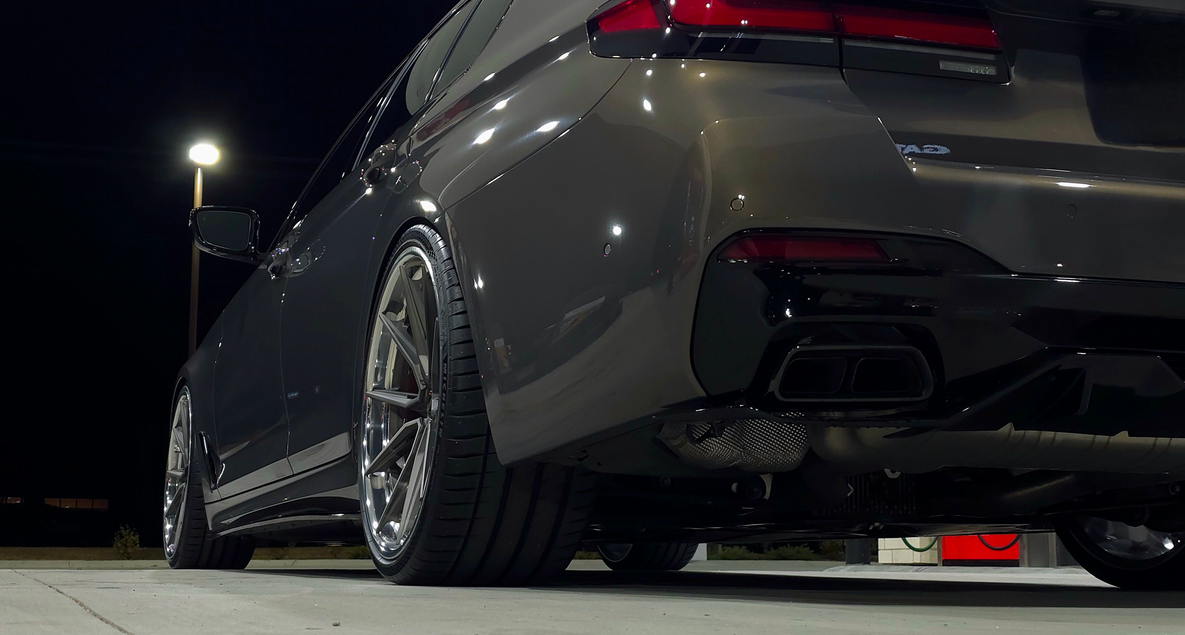 G30 BMW M550i LCI with Motivo Forged CS-R custom wheels in frozen brushed gunmetal face and gloss polished clear lip side view — view 6