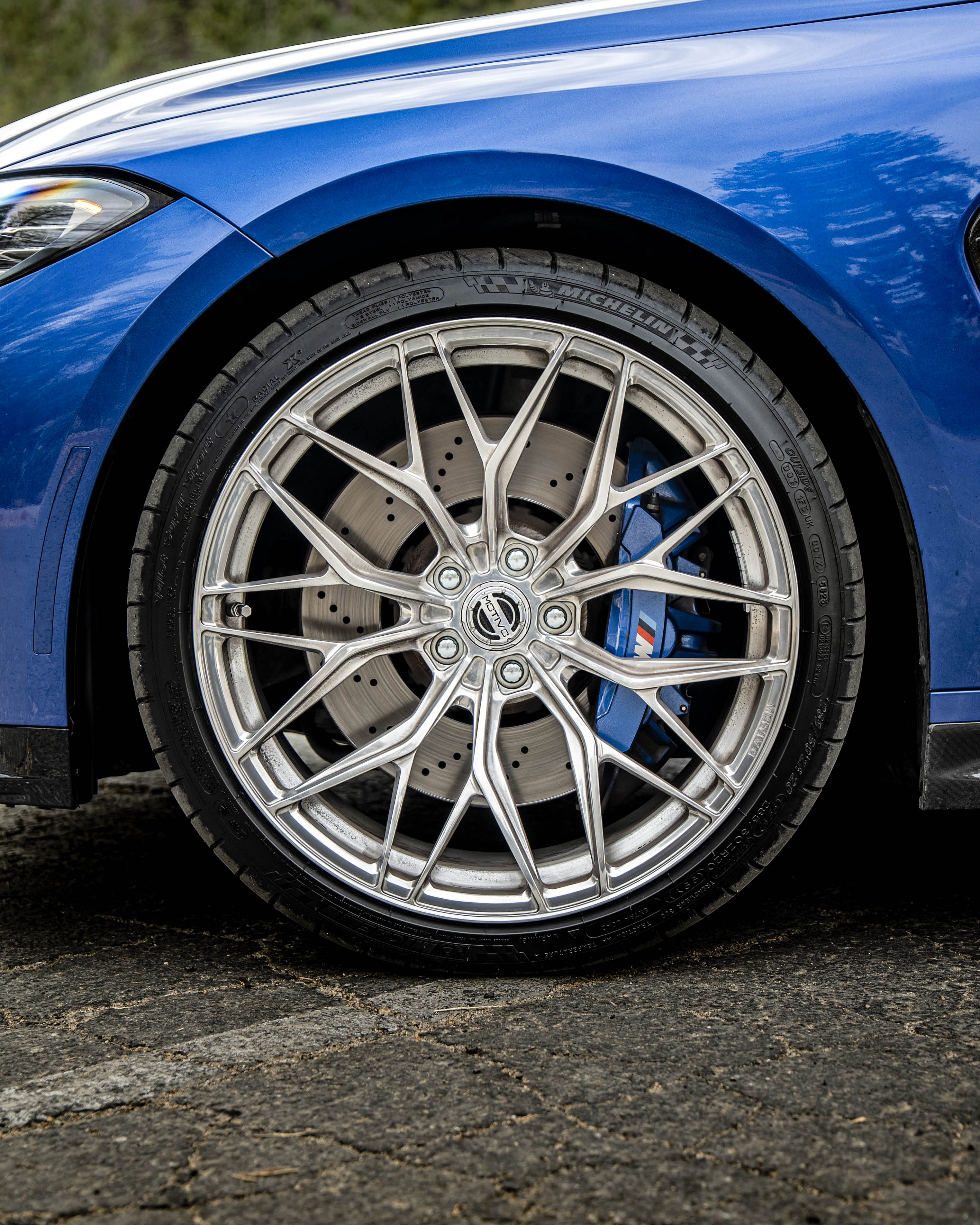 G82 BMW M4 with Motivo Forged MB-E custom wheels in gloss polished clear finish front side view — view 5