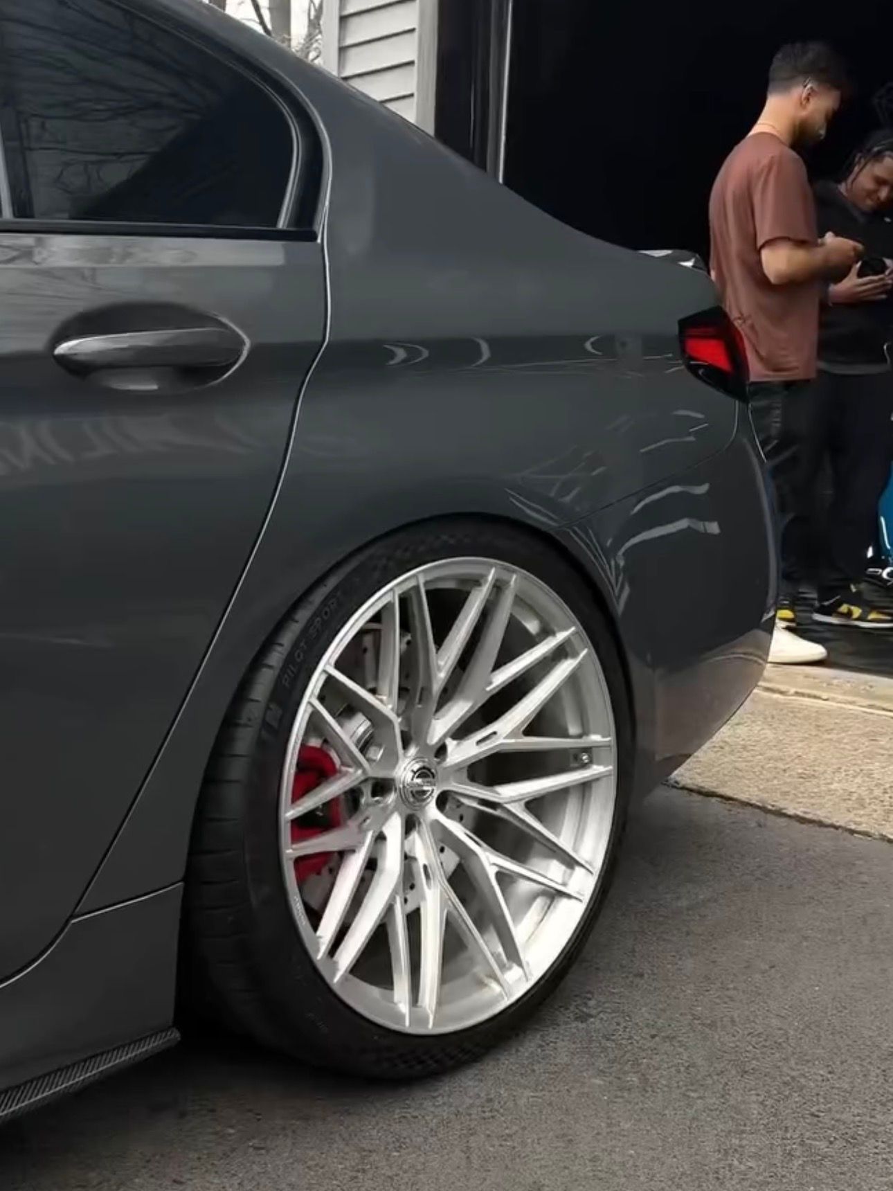 F90 BMW M5 LCI with Motivo Forged MB-F custom wheels in gloss brushed clear finish front side view — view 4