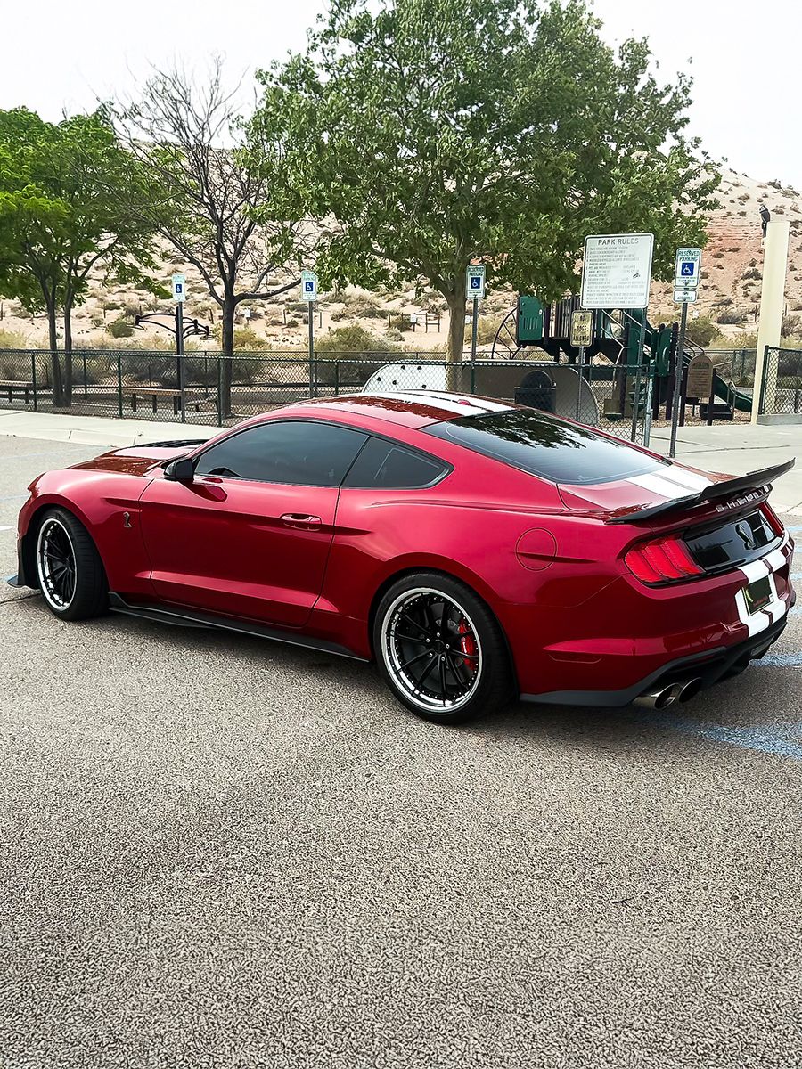 Ford Mustang GT500 with Motivo Forged CS-N custom wheels in gloss black face and gloss polished clear lip side view — view 3