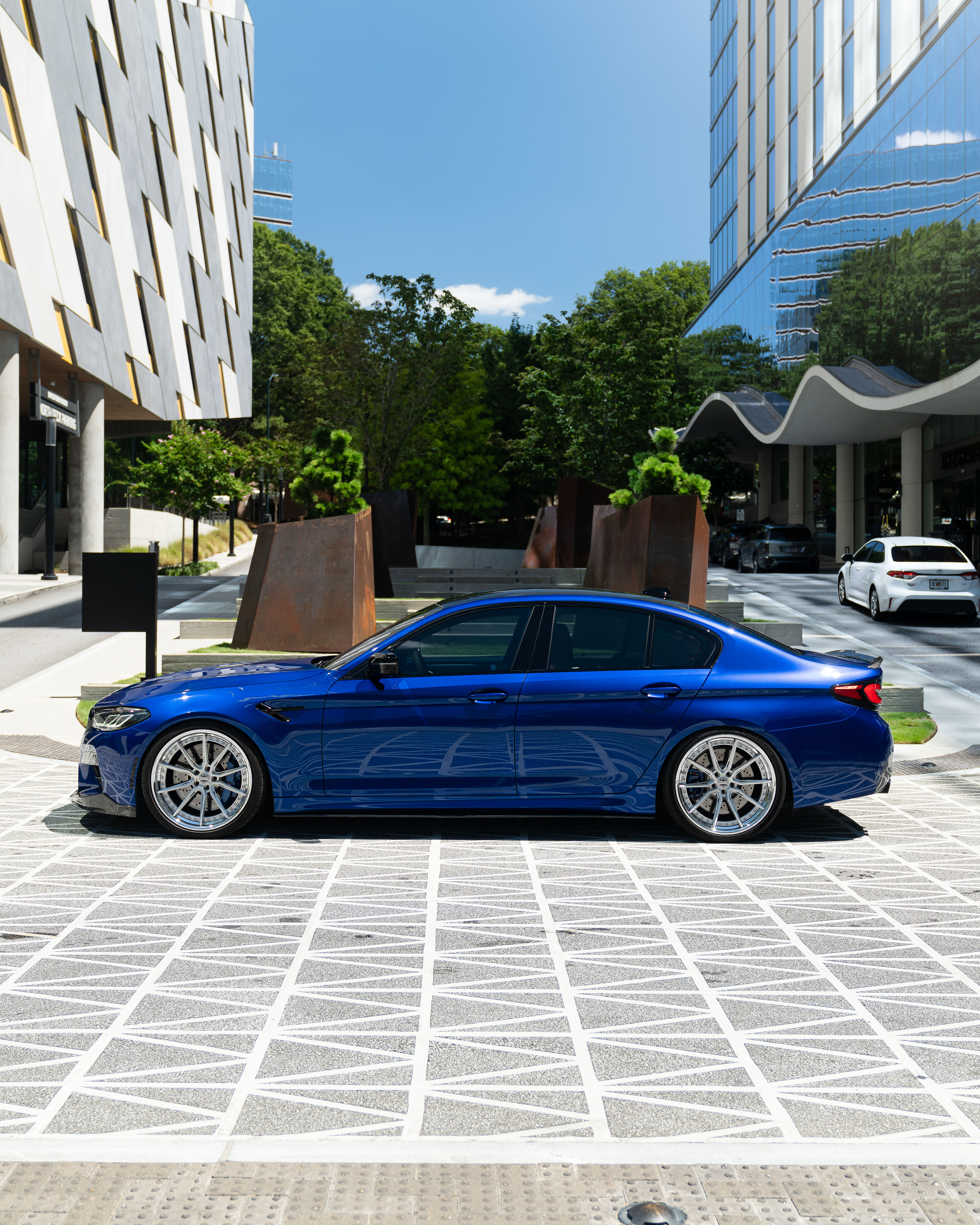 F90 BMW M5 LCI with Motivo Forged CS-R custom wheels in gloss brushed clear face and chrome lip side view — view 6