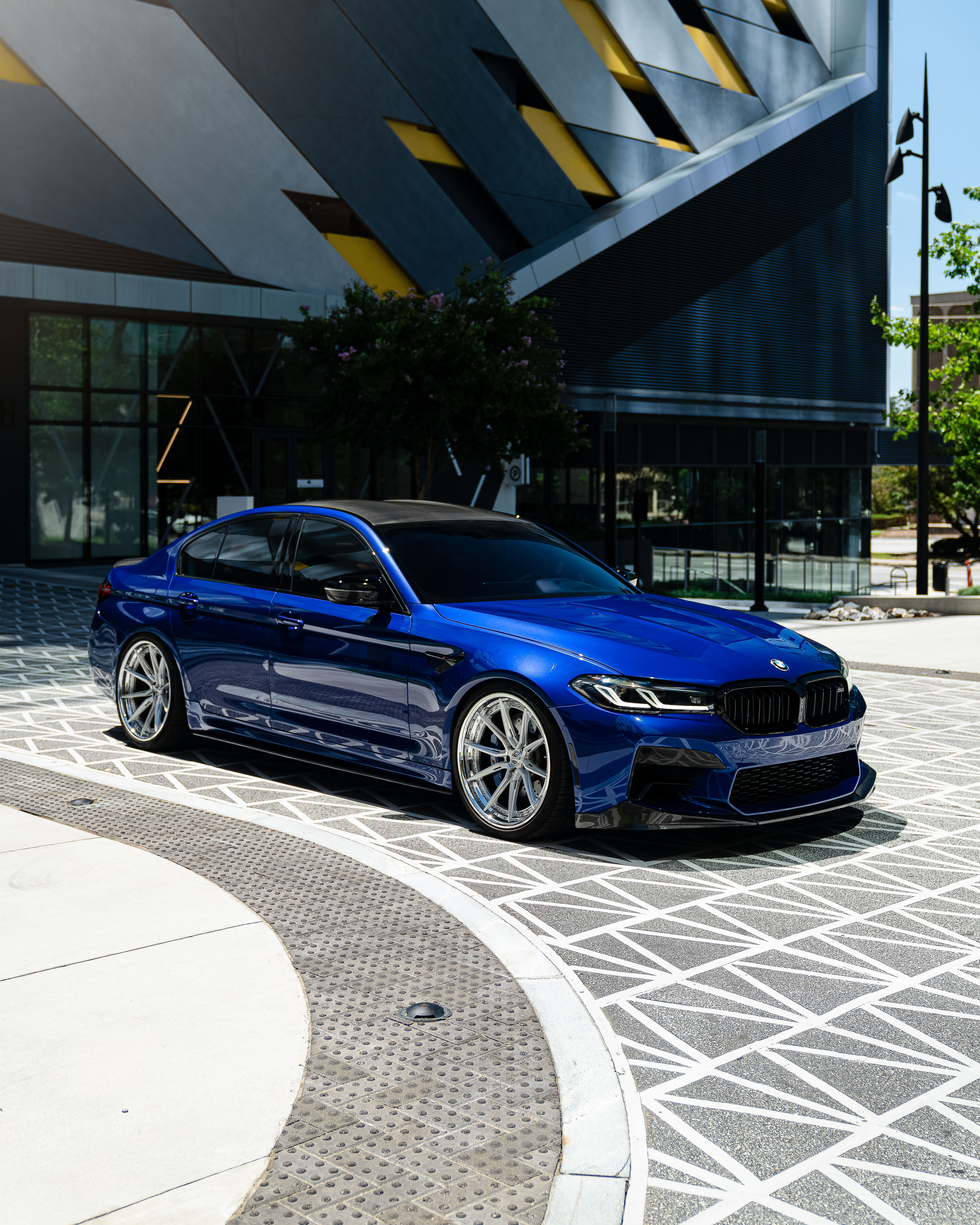 F90 BMW M5 LCI with Motivo Forged CS-R custom wheels in gloss brushed clear face and chrome lip side view — view 4