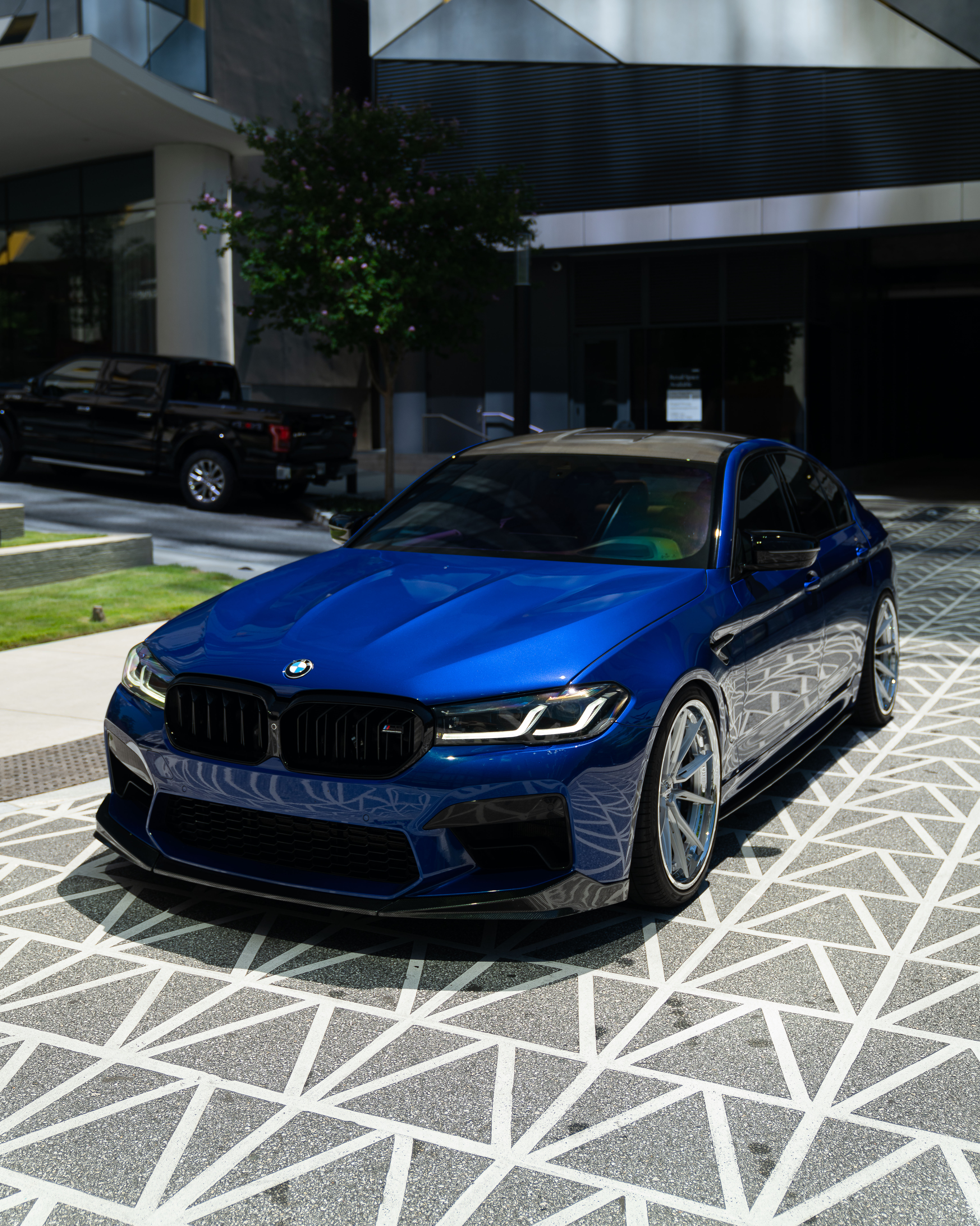 F90 BMW M5 LCI with Motivo Forged CS-R custom wheels in gloss brushed clear face and chrome lip side view — view 3