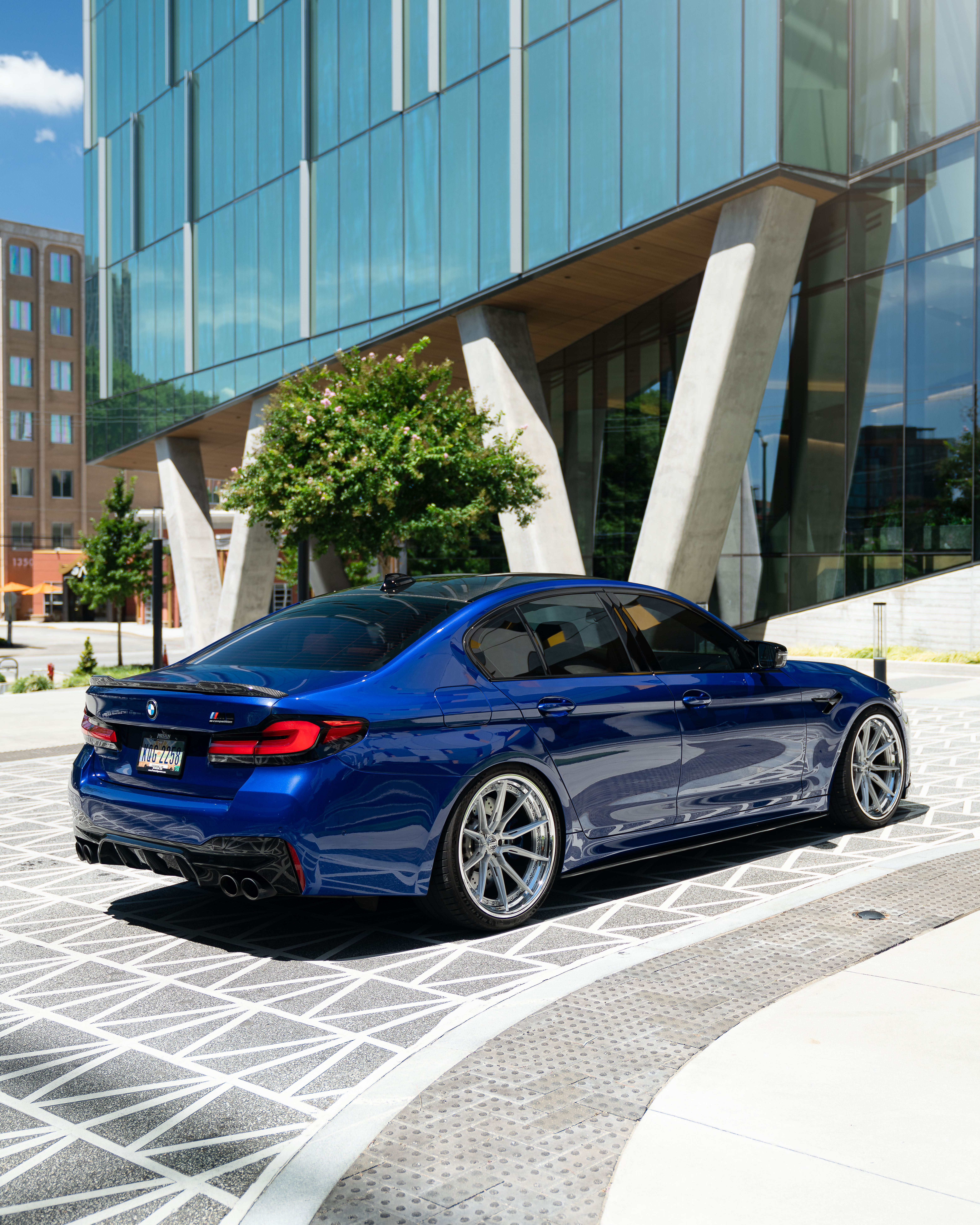 F90 BMW M5 LCI with Motivo Forged CS-R custom wheels in gloss brushed clear face and chrome lip side view — view 8