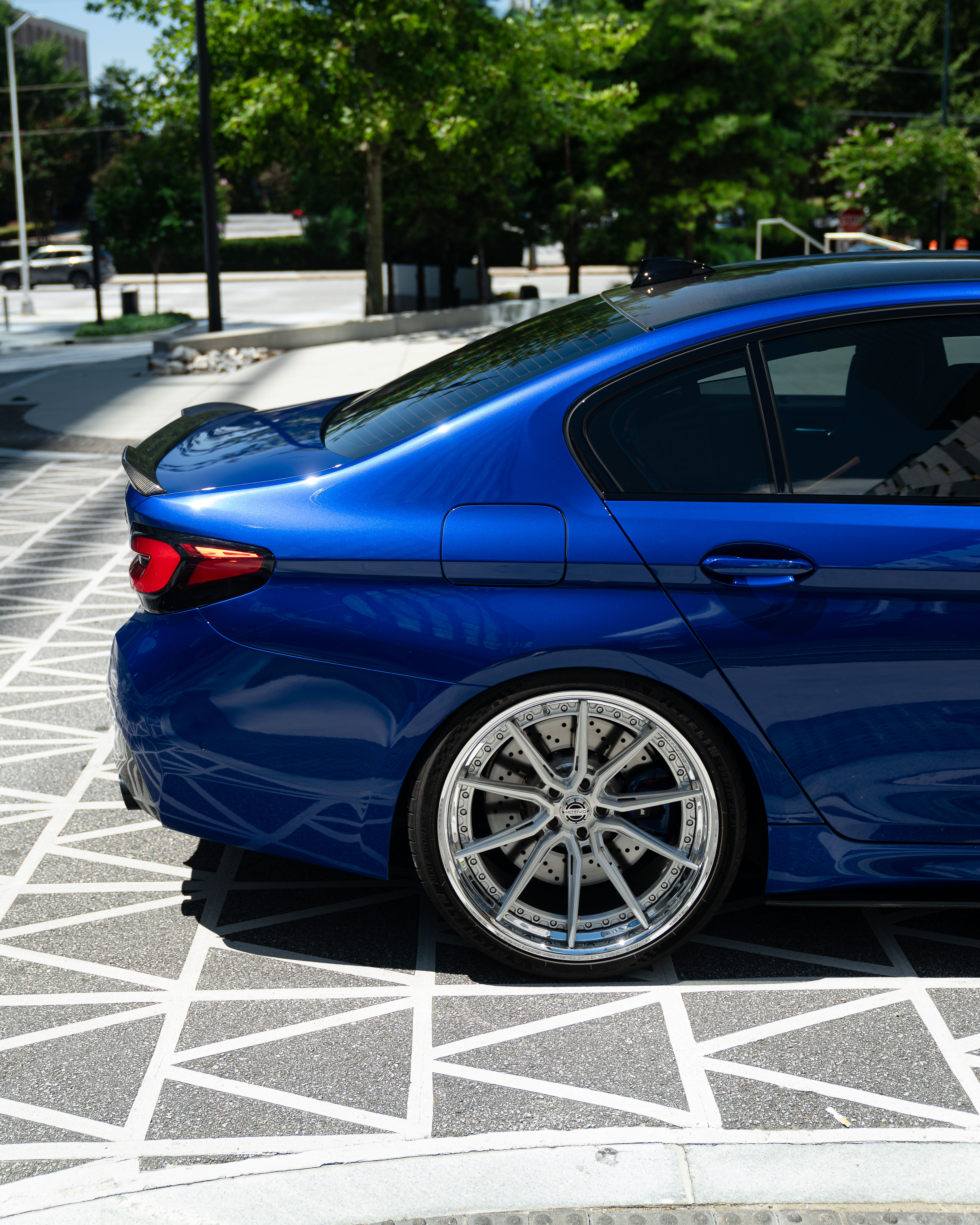F90 BMW M5 LCI with Motivo Forged CS-R custom wheels in gloss brushed clear face and chrome lip side view — view 5