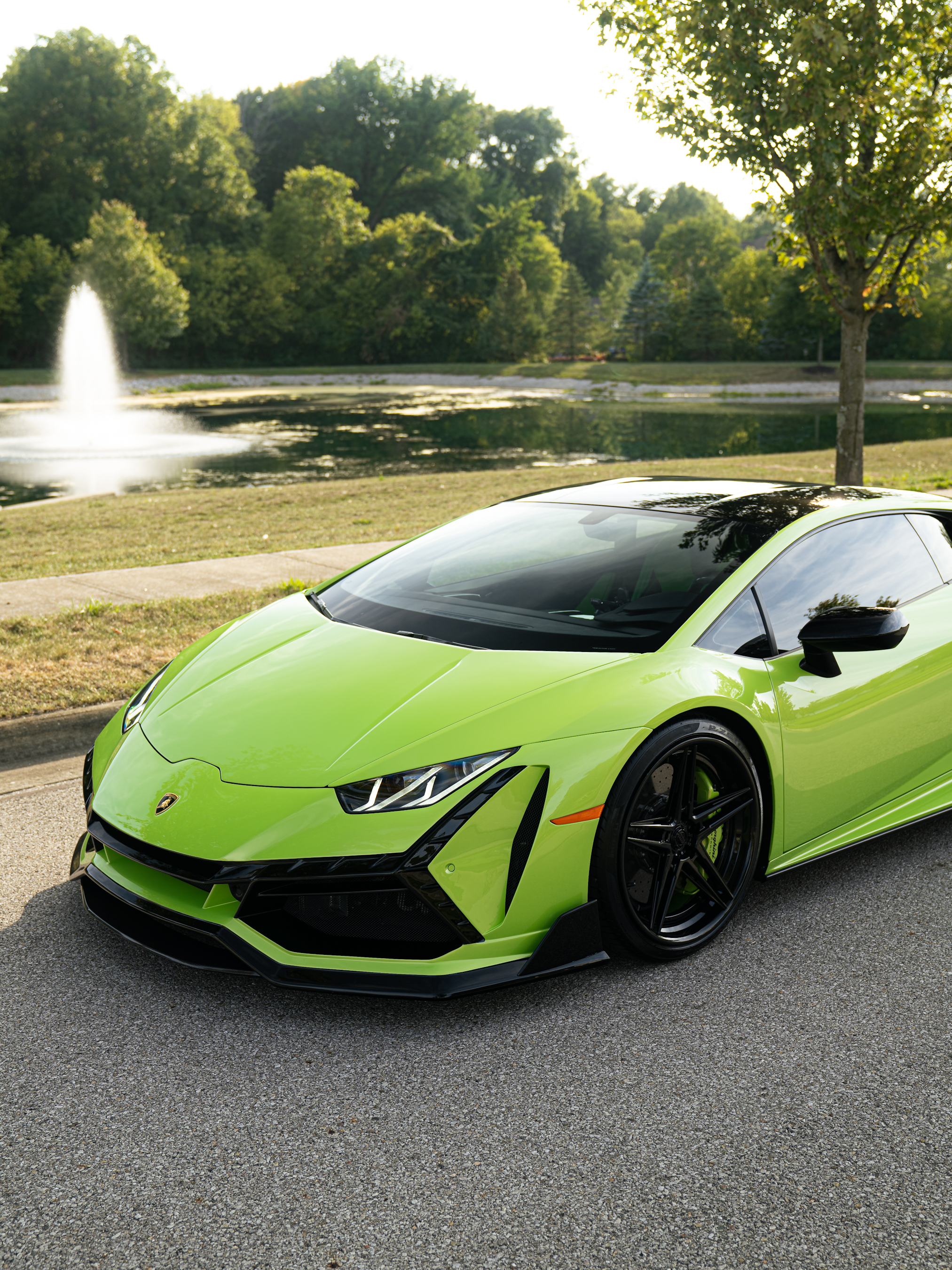 Lamborghini Huracan with Motivo Forged CS-D custom wheels in gloss black face and gloss black lip side view — view 6