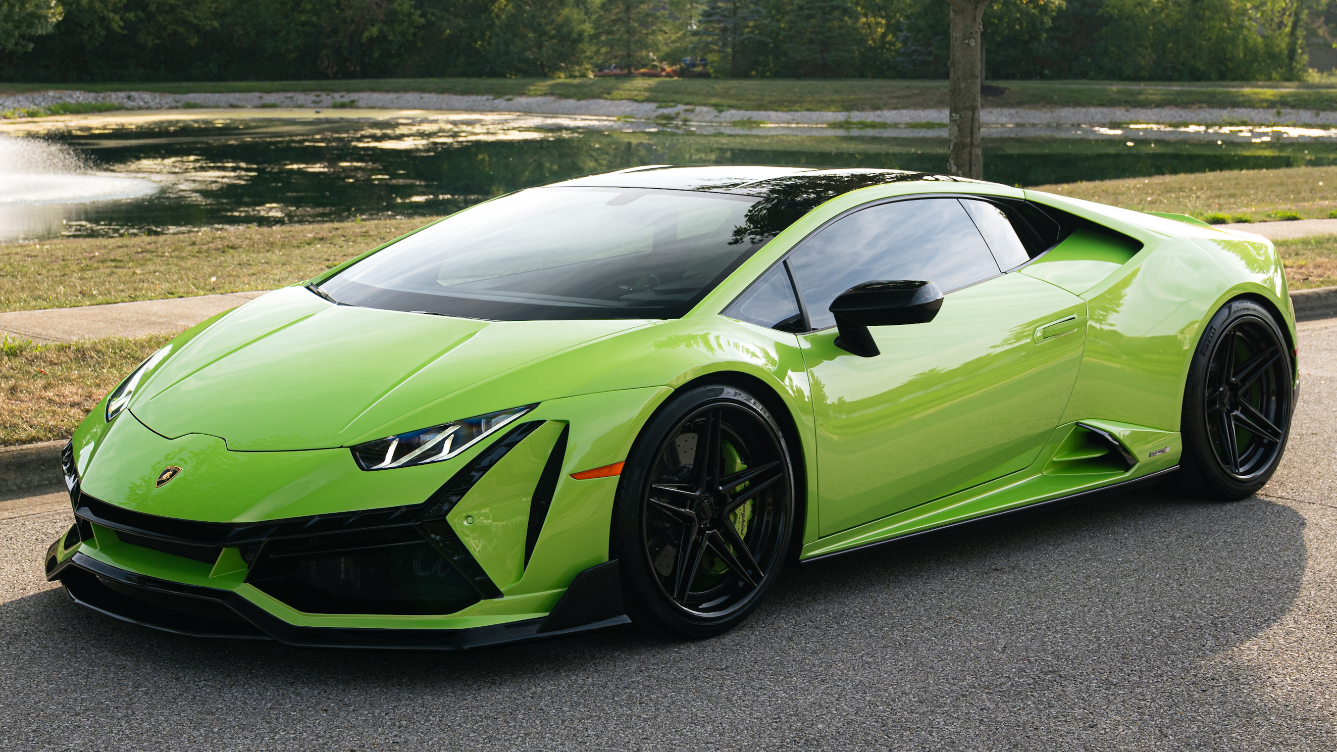 Lamborghini Huracan with Motivo Forged CS-D custom wheels in gloss black face and gloss black lip side view