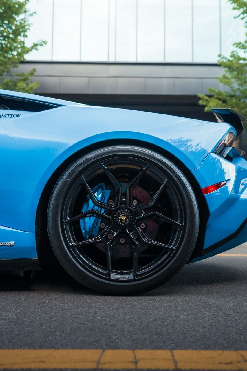 Lamborghini Huracan Tecnica with Motivo Forged MB-L custom wheels in gloss black face side view — view 37