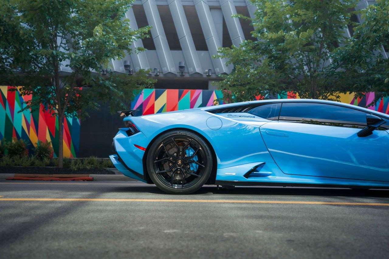 Lamborghini Huracan Tecnica with Motivo Forged MB-L custom wheels in gloss black face side view — view 36