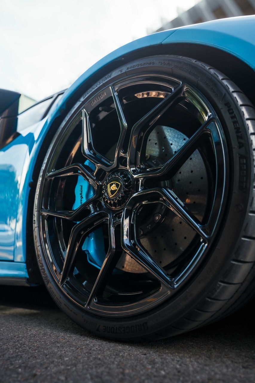 Lamborghini Huracan Tecnica with Motivo Forged MB-L custom wheels in gloss black face side view — view 28