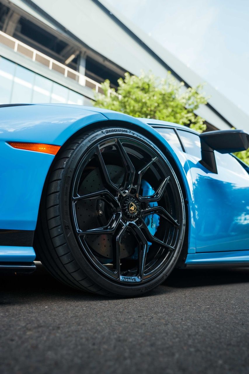 Lamborghini Huracan Tecnica with Motivo Forged MB-L custom wheels in gloss black face side view — view 15