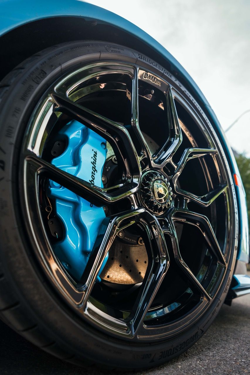 Lamborghini Huracan Tecnica with Motivo Forged MB-L custom wheels in gloss black front wheel side view