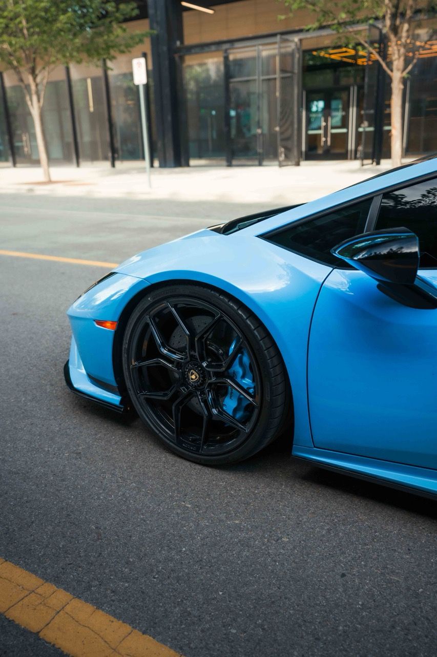 Lamborghini Huracan Tecnica with Motivo Forged MB-L custom wheels in gloss black front wheel view