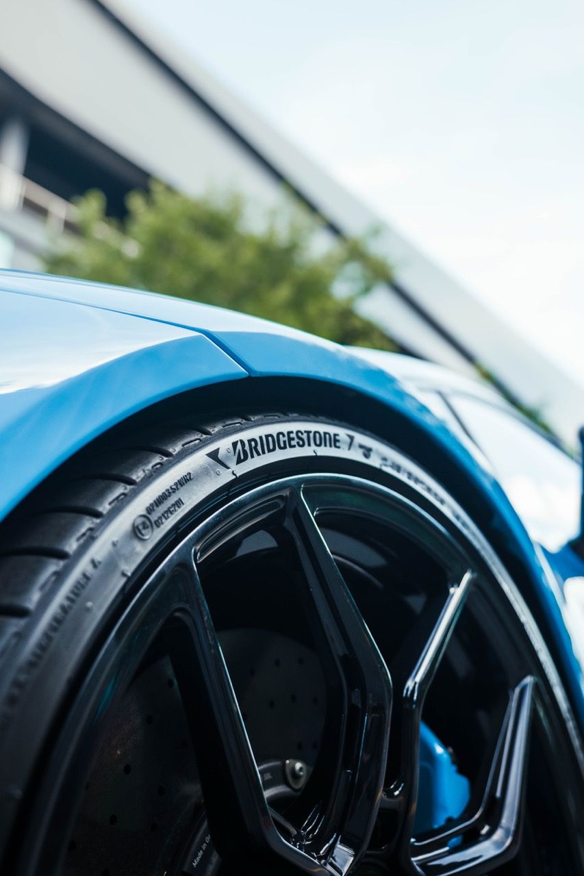 Lamborghini Huracan Tecnica with Motivo Forged MB-L custom wheels in gloss black close up view