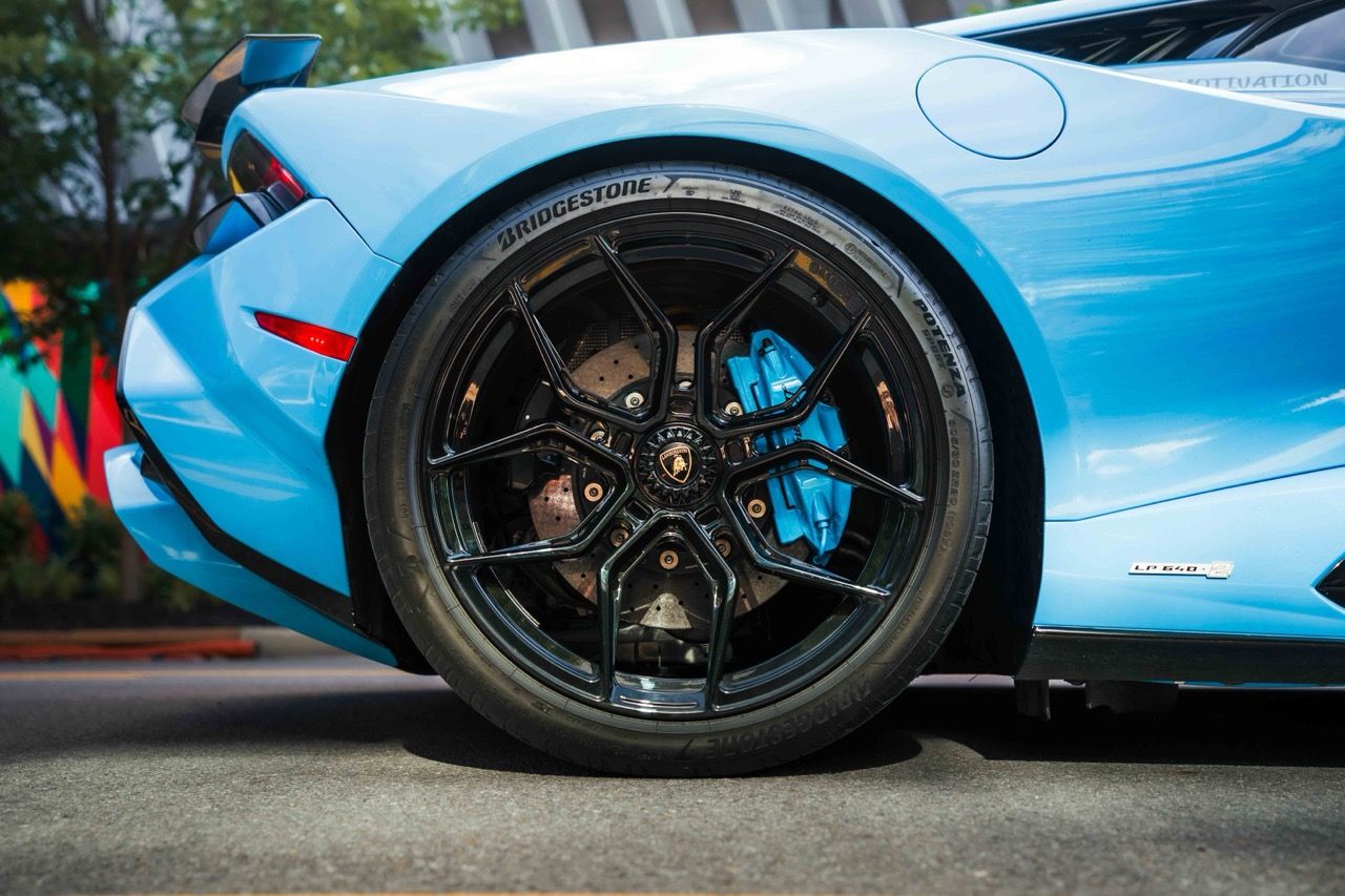 Lamborghini Huracan Tecnica with Motivo Forged MB-L custom wheels in gloss black rear wheel view