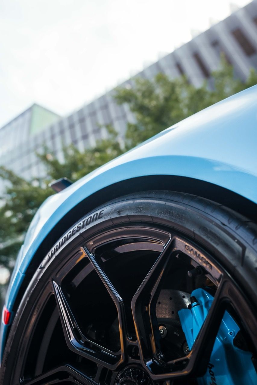 Lamborghini Huracan Tecnica with Motivo Forged MB-L custom wheels in gloss black rear wheel close up view