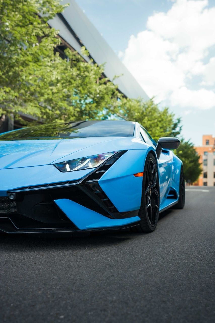 Lamborghini Huracan Tecnica with Motivo Forged MB-L custom wheels in gloss black fitment close up view