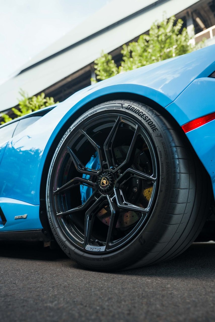 Lamborghini Huracan Tecnica with Motivo Forged MB-L custom wheels in gloss black face wheel side view