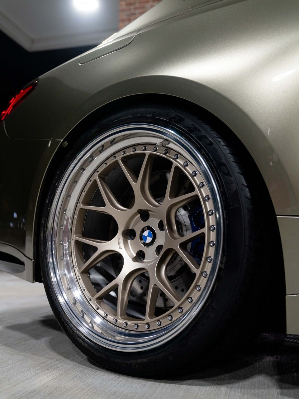 BMW M4 with Motivo Forged CS-H custom wheels in frozen white gold face and gloss polished clear lip side view