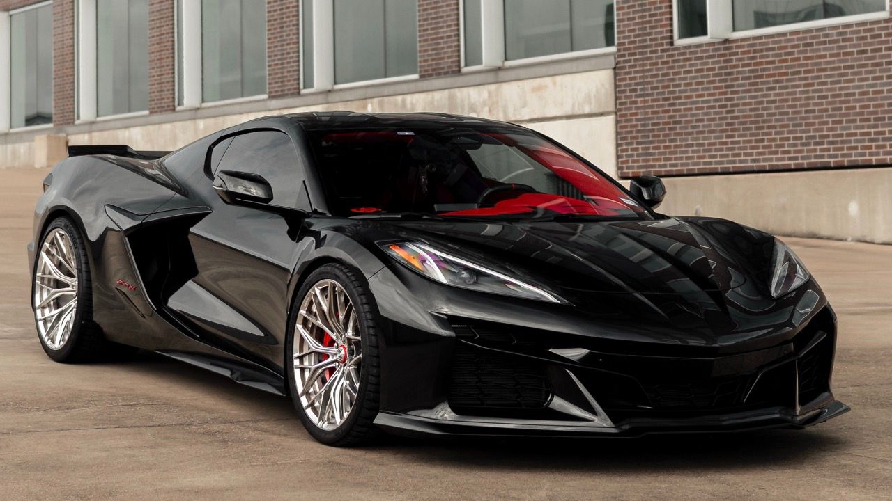 Chevy Corvette Z06 C8 z06cscwith Motivo Forged CS-C custom wheels in gloss polished clear face and brushed clear barrel side view