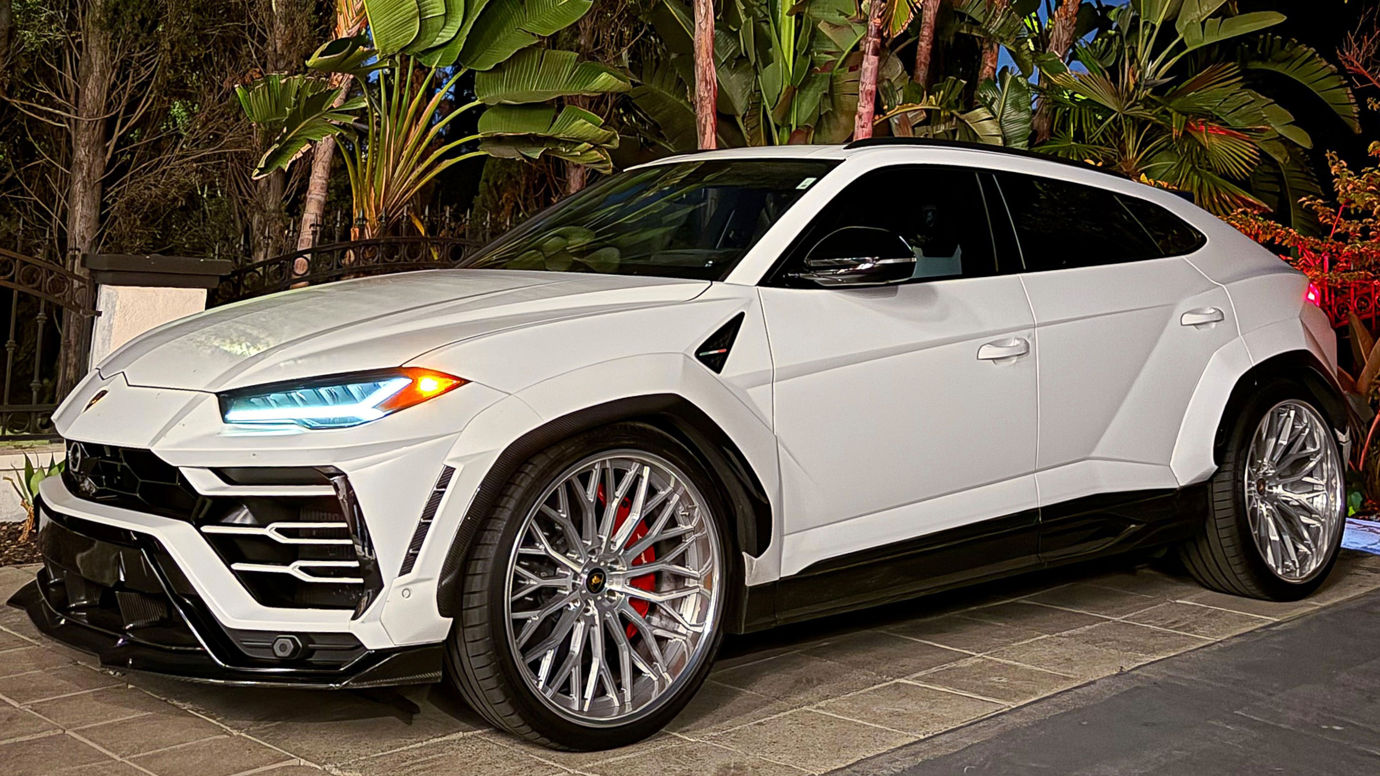 Lamborghini Urus on Motivo Forged wheels